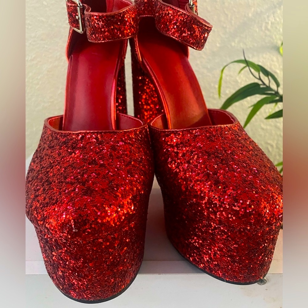 Red Heels 👠 - Picture 8 of 12